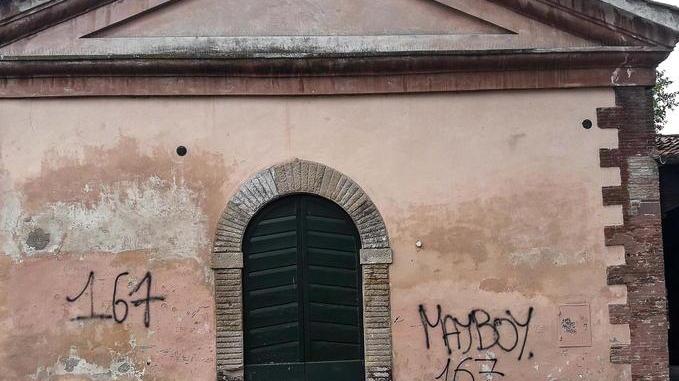 La procura indaga per le scritte sulle Mura