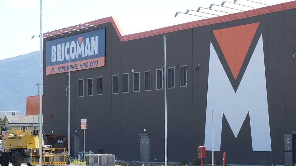 Stangata in Fi-Pi-Li: le insegne “in vetrina” costano 24mila euro alla nuova azienda