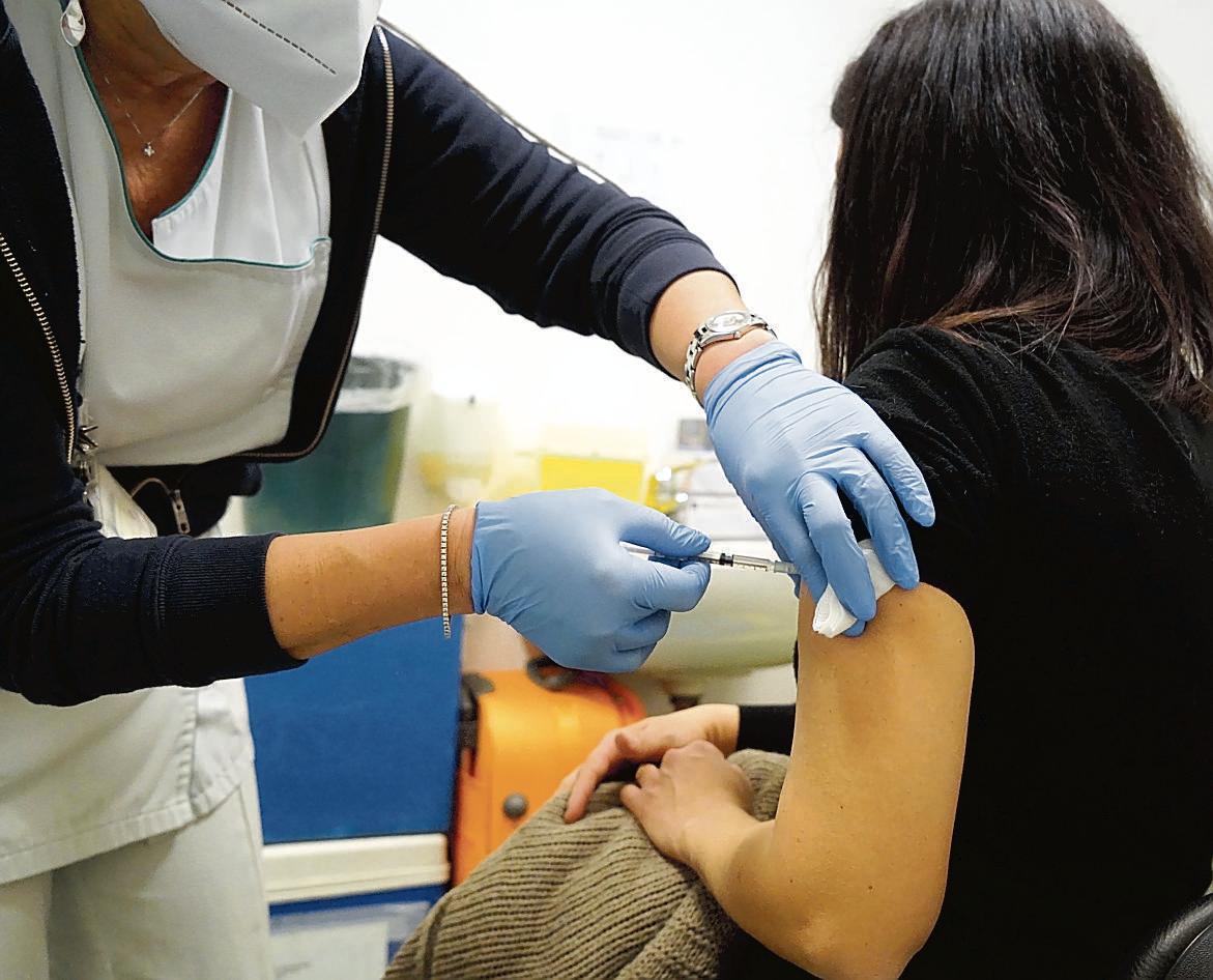 Padre no vax viene diffidato e la figlia minore si vaccina: il caso in Toscana