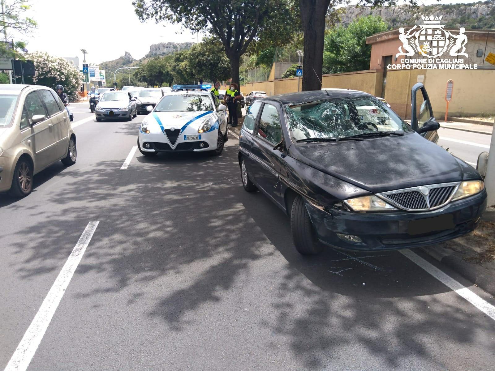 Cagliari, due giovani travolti sulle strisce pedonali in viale Poetto: sono gravi