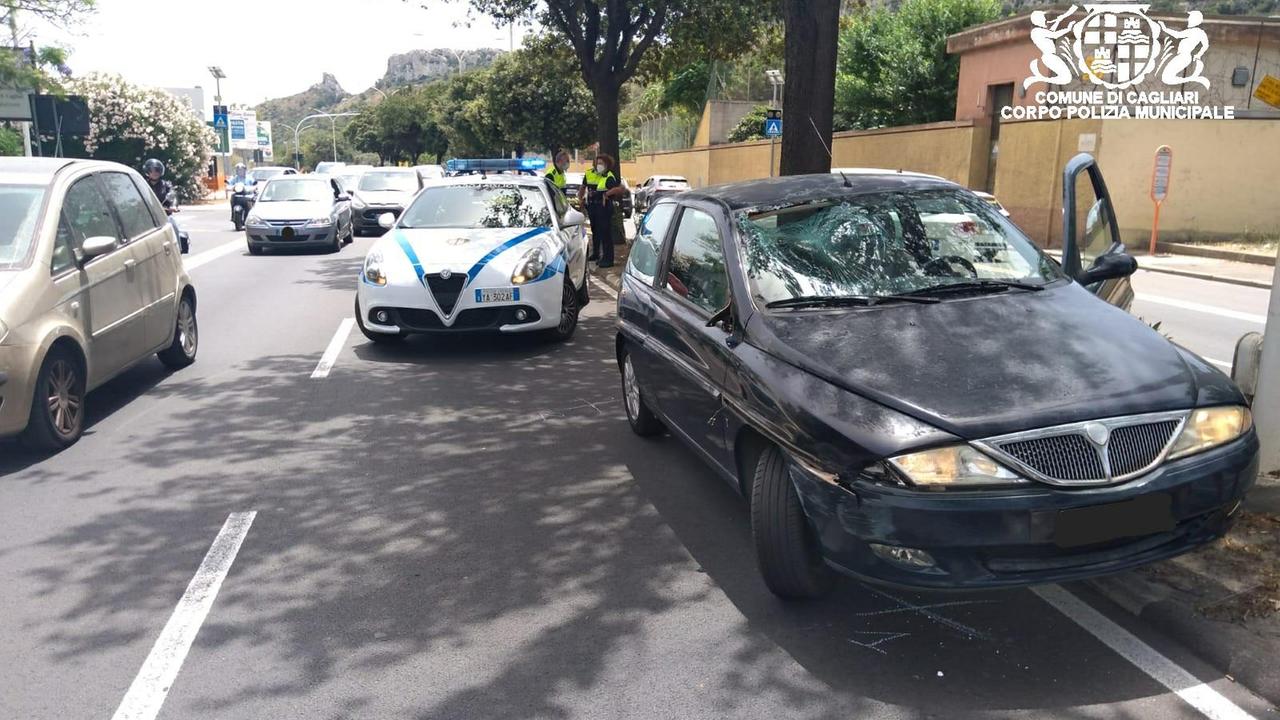 Cagliari, due giovani travolti sulle strisce pedonali in viale Poetto: sono gravi