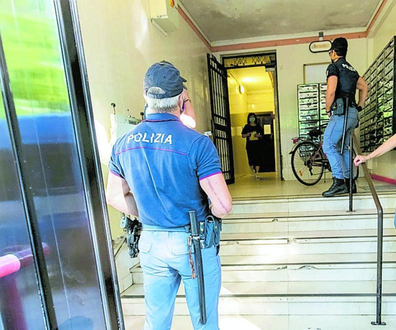 Ferrara, lei vuole lavorare: lui la riempie di botte per farla stare a casa 