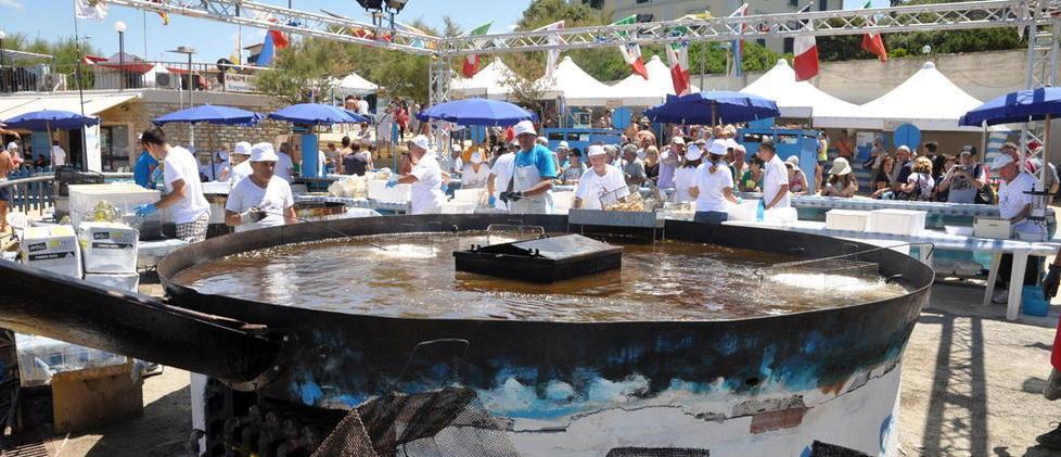 Addio per sempre alla Festa del pesce di Caletta: «Ecco perché abbiamo deciso di cancellare l'iniziativa» 