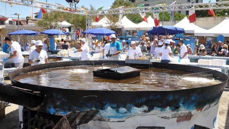 Addio per sempre alla Festa del pesce di Caletta: «Ecco perché abbiamo deciso di cancellare l'iniziativa»