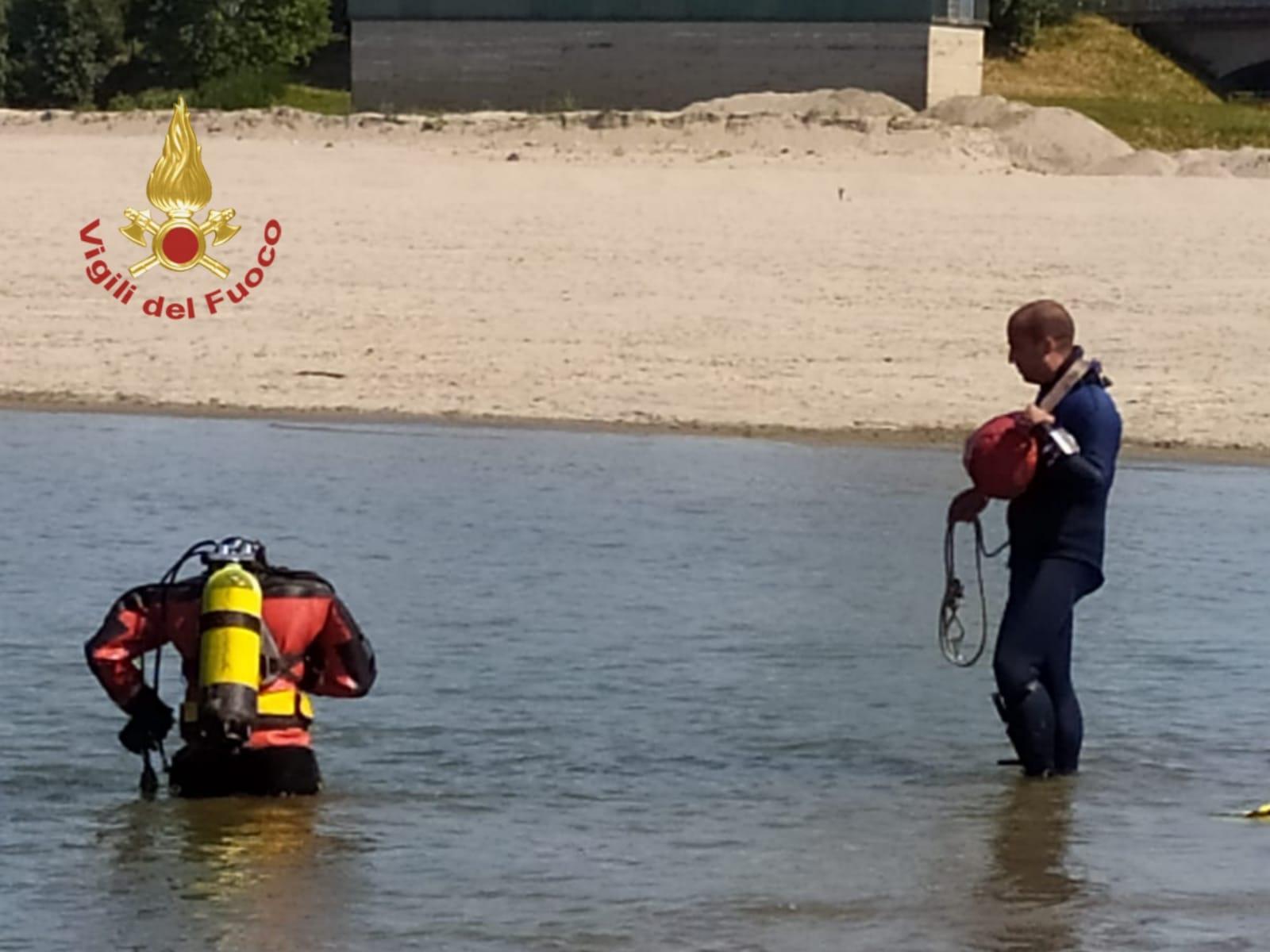Si tuffano nel Po dallo spiaggione di Boretto,  uno muore, l'altro è disperso