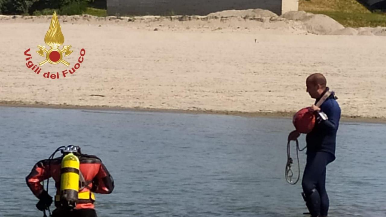 Si tuffano nel Po dallo spiaggione di Boretto, uno muore, l'altro è disperso