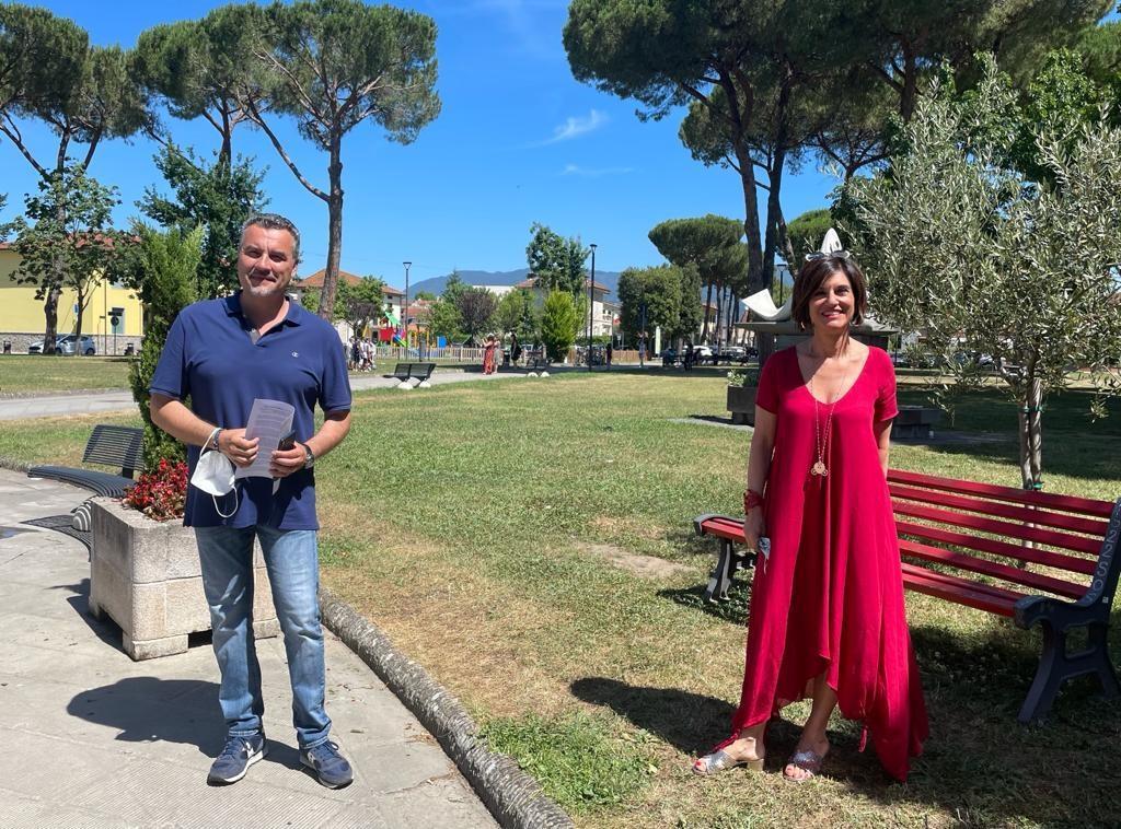 Il sindaco Leonardo Fornaciari e l'assessora Roberta Menchetti in piazza Orsi