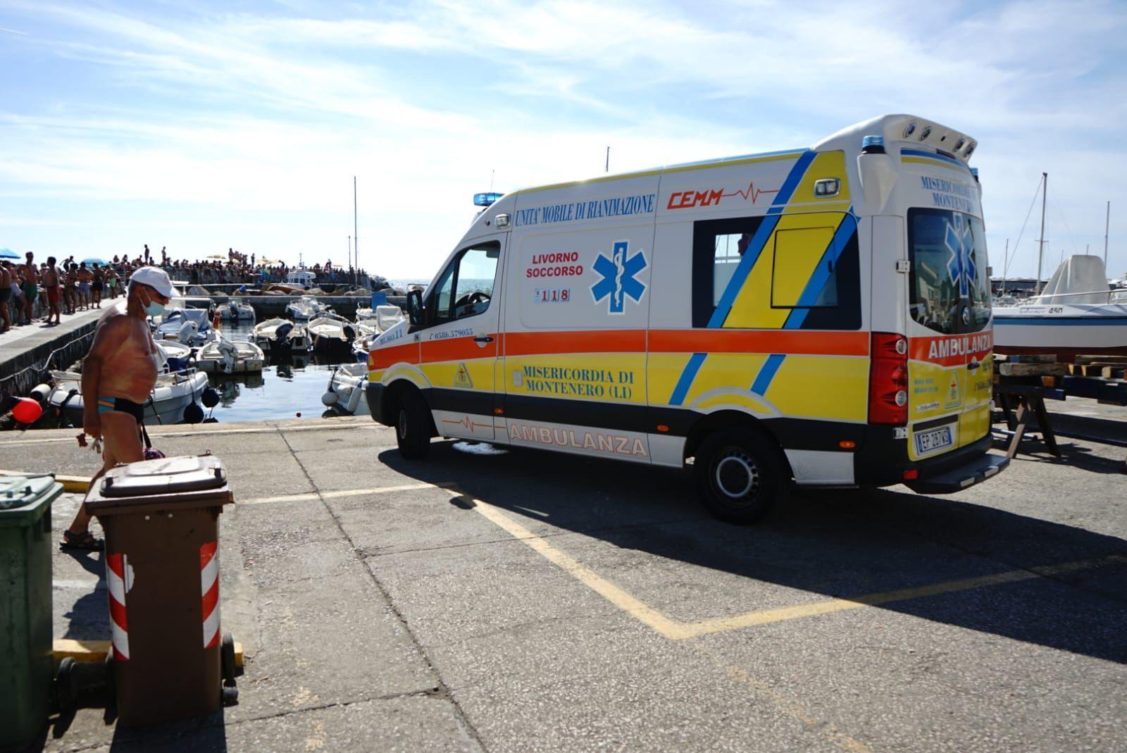L'ambulanza della Misericordia di Montenero sul moletto per i soccorsi (foto Daniele Stefanini/Silvi)
