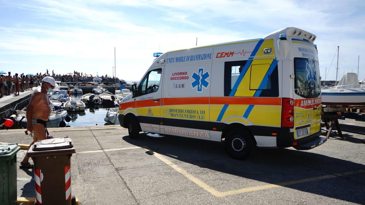 L'ambulanza della Misericordia di Montenero sul moletto per i soccorsi (foto Daniele Stefanini/Silvi)