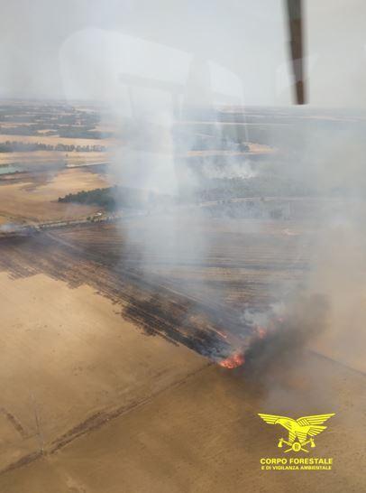 Incendio minaccia le case, il market e la scuola a Carbonia