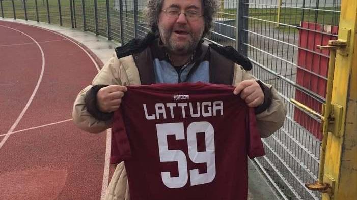 Carlo Barsotti con una maglia personalizzata del Pontedera