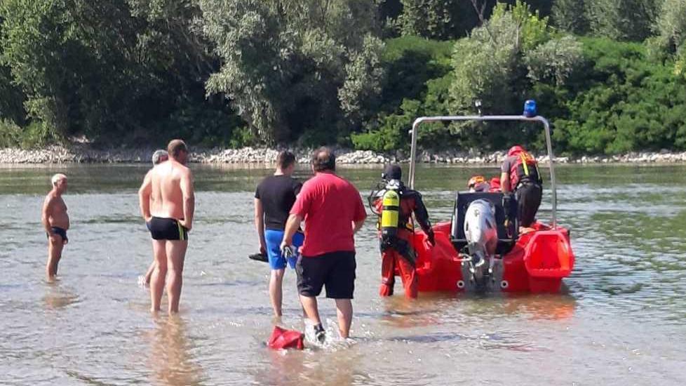 Le ricerche nel Po dei sommozzotari dei vigili del fuoco