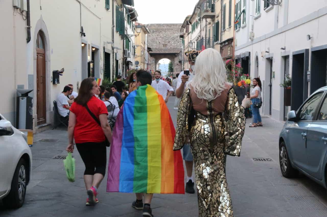 Il Gay Pride in via Santa Trinita (foto Binoy Toroucly)