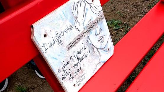 Altre due panchine rosse contro la violenza
