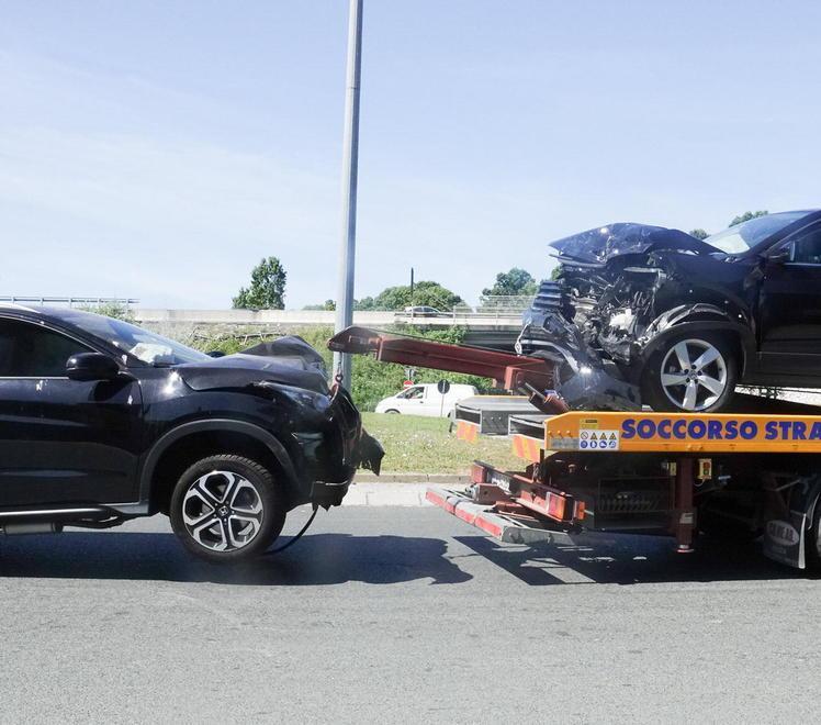 Frontale tra auto allo svincolo per l’A12