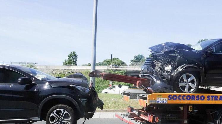 Frontale tra auto allo svincolo per l’A12