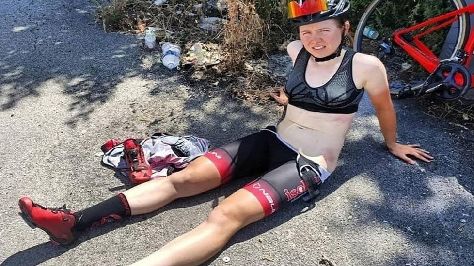 Una moto investe la ciclista Baroni ma lei torna in sella