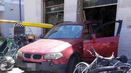 L’auto finisce nel negozio di bici
