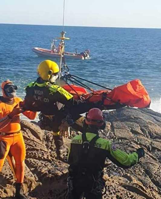 Cade sugli scogli del Romito soccorsa con l’elicottero 
