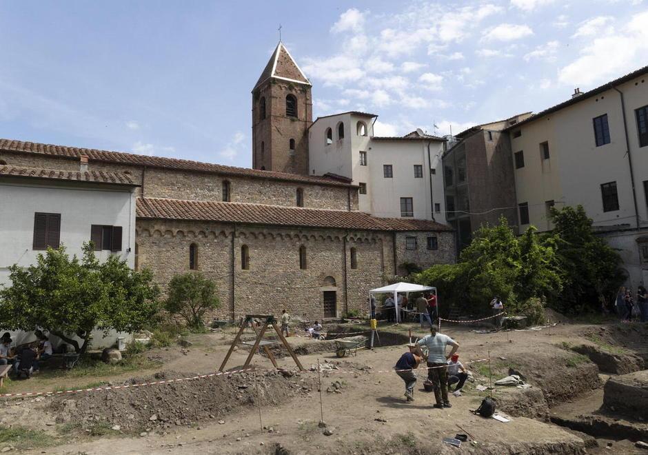 Tracce di un chiostro del XIII secolo e di sepolture medievali