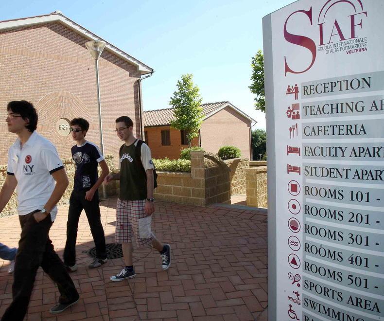 Scuola di formazione data in affitto o usata come un vero albergo 