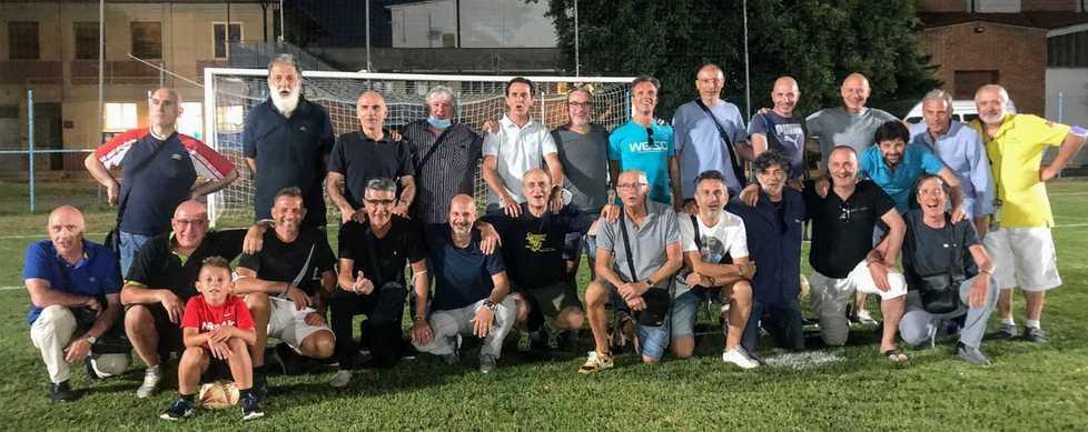 Ah, il calcio d’una volta Gli ex inaugurano il campo dell’Oratorio Murialdo