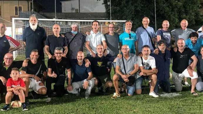 Ah, il calcio d’una volta Gli ex inaugurano il campo dell’Oratorio Murialdo