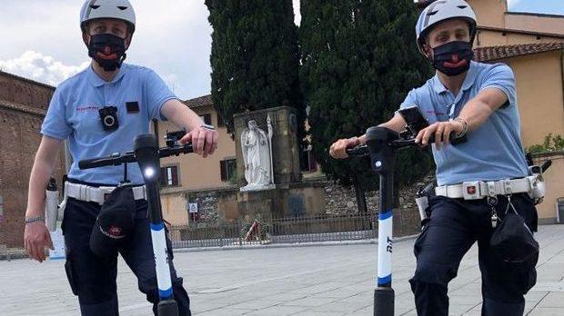 Vigili all’autodromo per imparare a guidare il monopattino elettrico