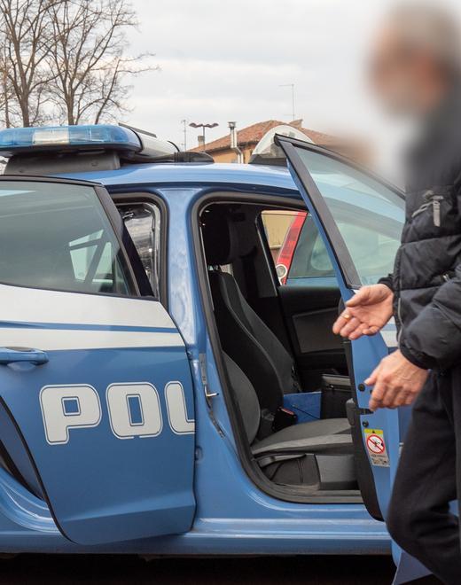 Bottiglie contro i pedoni e aggressione agli agenti Arrestato per violenza