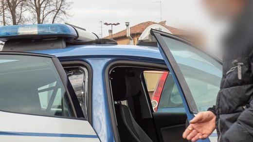 Bottiglie contro i pedoni e aggressione agli agenti Arrestato per violenza