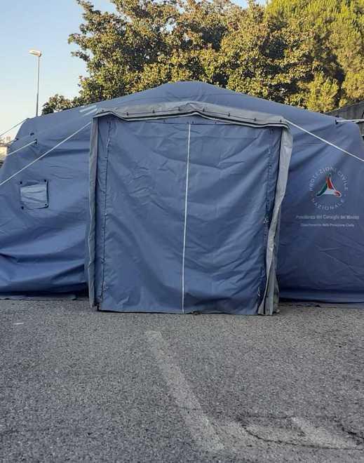 Un tendone “lasciato” nella Casa della Salute «Non è del Comune» 