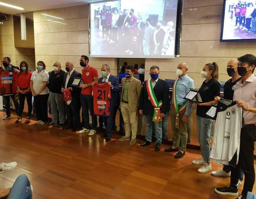 La Pallamano Carpi premiata dal presidente Bonaccini per la promozione in Serie A1