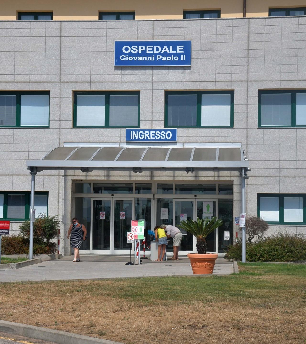 Sì ai visitatori in ospedale ma ci vuole il green pass 