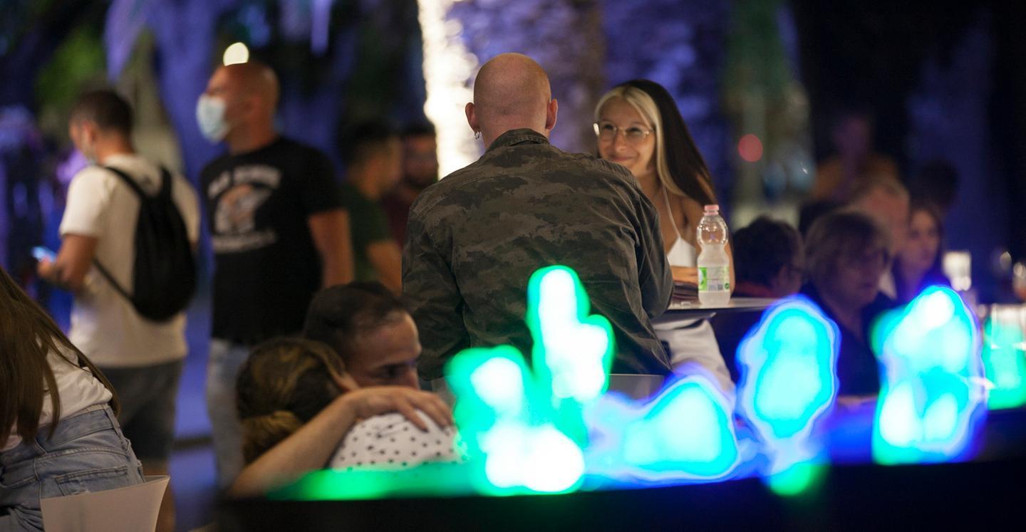 Alghero, brillano le luci della movida 