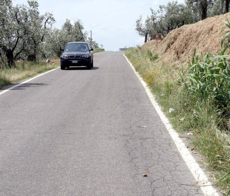 Puntine sulla strada, danni per decine di ciclisti