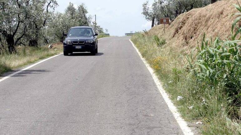 Puntine sulla strada, danni per decine di ciclisti