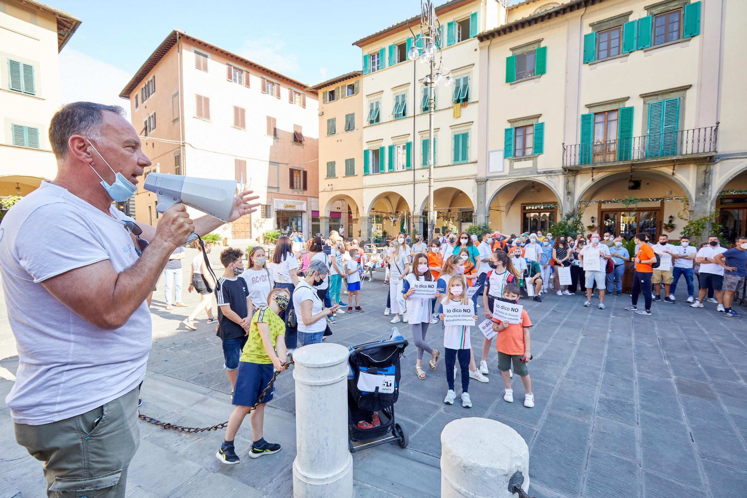 Piscina e apertura a settembre, l'ira degli sportivi