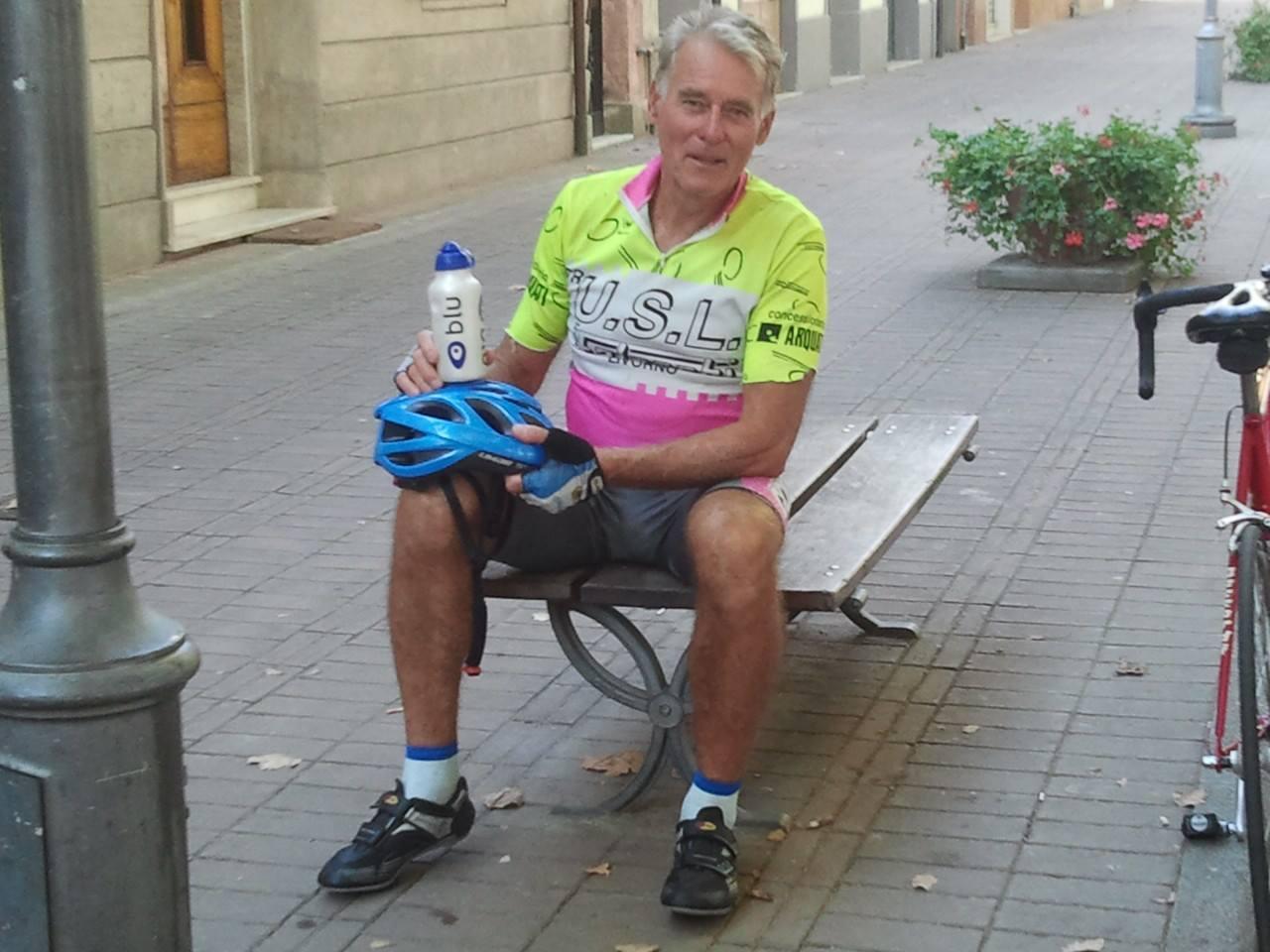 Muore travolto in bici: lo schianto contro un cartello dopo l'urto con un'auto