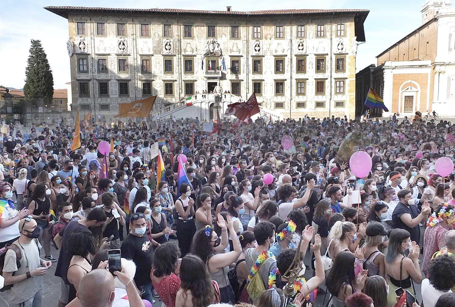 Il Pride in Toscana: nella foto piazza dei Cavalieri a Pisa (foto Fabio Muzzi)