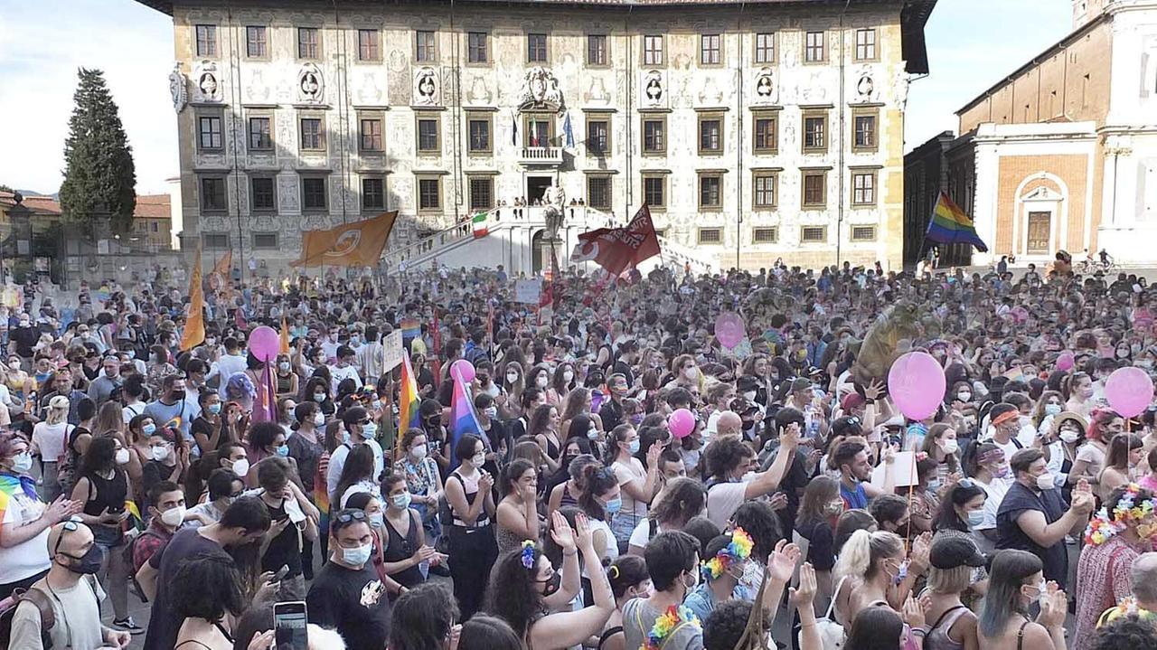 Il Pride in Toscana: nella foto piazza dei Cavalieri a Pisa (foto Fabio Muzzi)