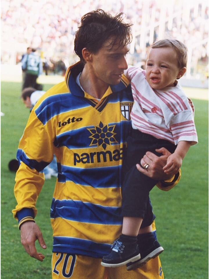 Enrico Chiesa con la maglia del Parma e il piccolo Federico in braccio