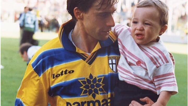 Enrico Chiesa con la maglia del Parma e il piccolo Federico in braccio