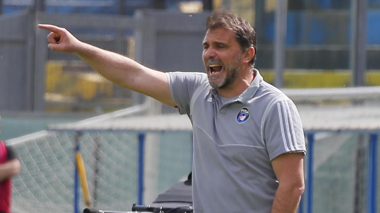 Il tecnico nerazzurro Luca D’Angelo mentre impartisce le direttive ai suoi calciatori