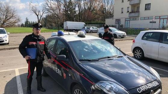 Tenta di accoltellare il gestore di un kebab per una birra. Denunciato un 18enne