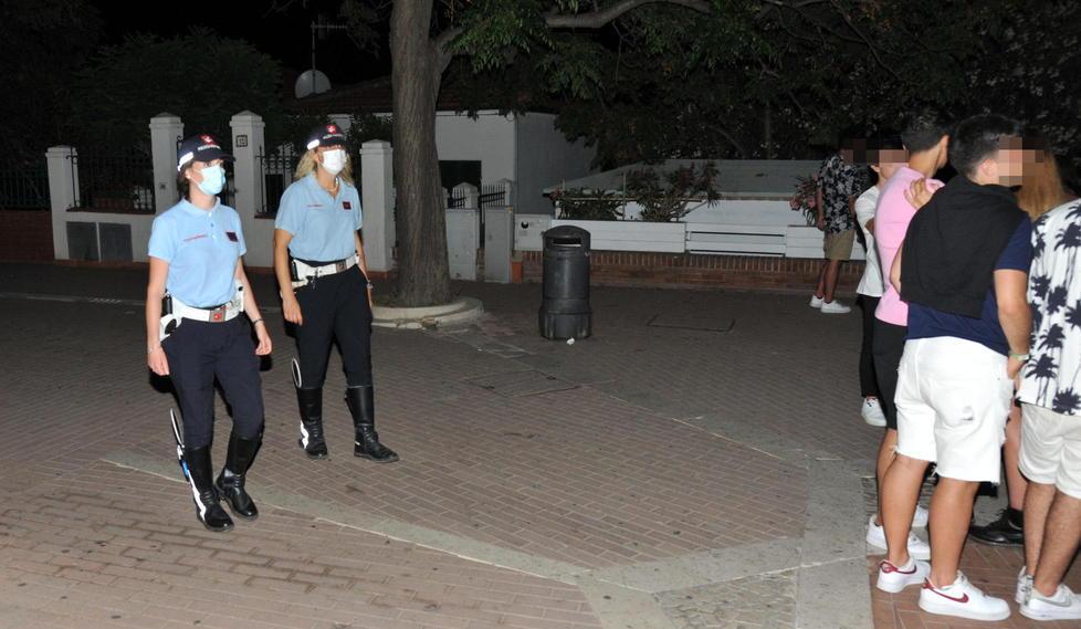 Un controllo della polizia municipale sul lungomare