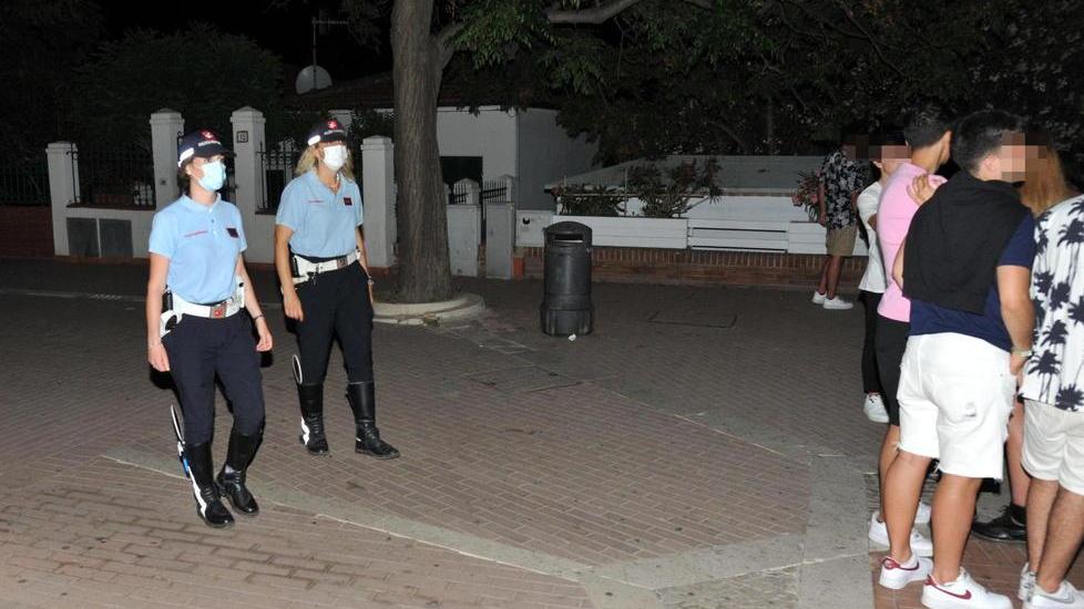 Un controllo della polizia municipale sul lungomare