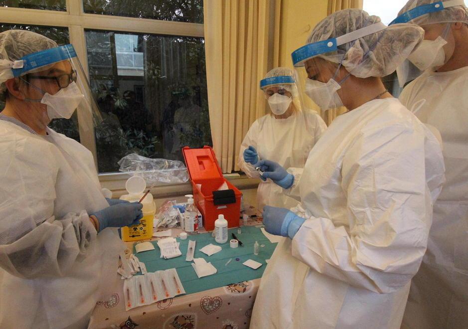 Ferrara, l’Asl cerca specializzandi vaccinatori: cinquanta contratti a medici co.co.co. 