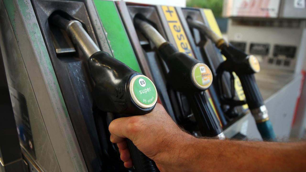 Sui carburanti tasse vecchie 65 anni. Ed è in arrivo una stangata: ecco quanto ci costerà
