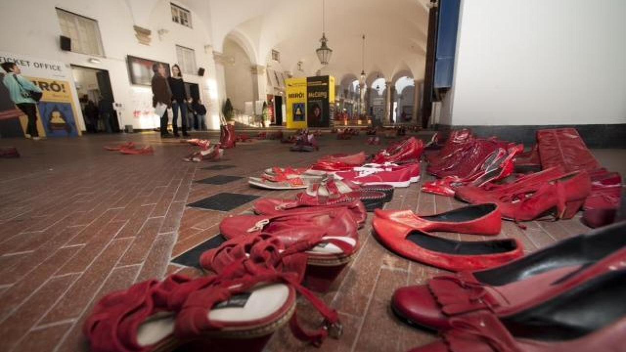 Per oltre 20 anni picchia la moglie: la violenza anche davanti ai figli. Applicato il "codice rosso"