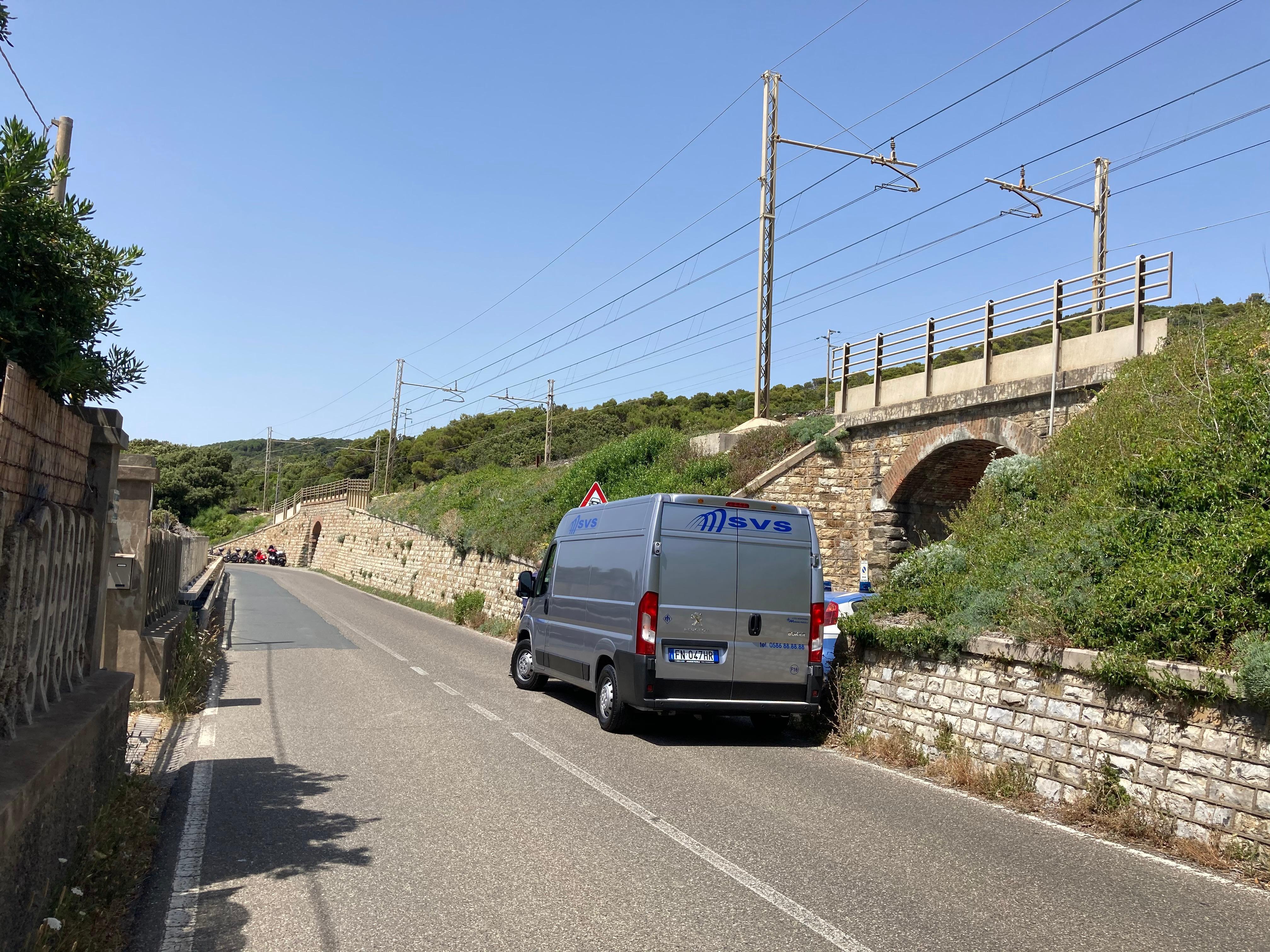 Svs e polizia stradale lungo i binari a Castiglioncello (foto Michele Falorni/Silvi)